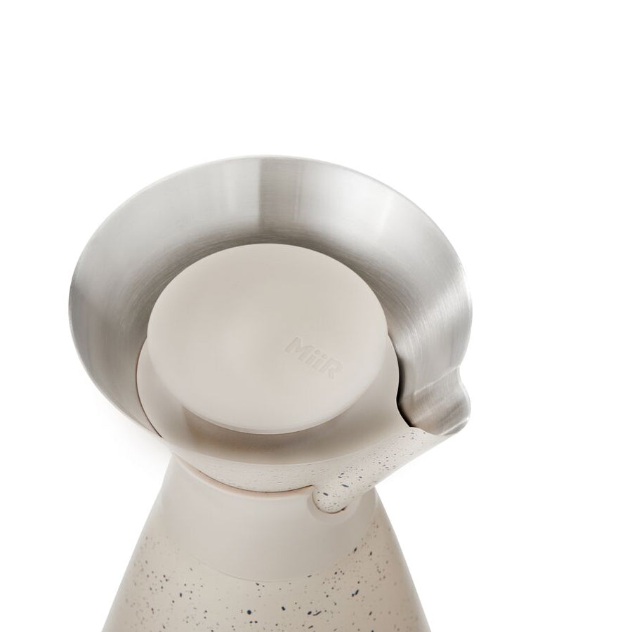 new-standard-carafe-w4 WebPDP-33oz_New_Standard_Carafe_Desert_Tan_Speckle_Studio__CAR1SVOS224_45_Lid_On.jpg